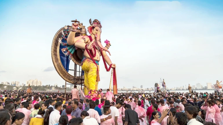 यंदा विसर्जनादरम्यान मुंबईत गोंगाट कमी; आवाज फाऊंडेशनची न्यायालयात माहिती यंदा विसर्जनादरम्यान मुंबईत गोंगाट कमी; आवाज फाऊंडेशनची न्यायालयात माहिती