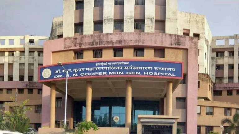 करवतीने कापला गेलेला पायाचा पंजा जोडला, कुपर हॉस्पिटलच्या डॉक्टरांची कमाल करवतीने कापला गेलेला पायाचा पंजा जोडला, कुपर हॉस्पिटलच्या डॉक्टरांची कमाल