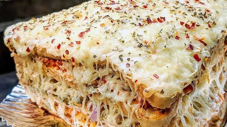 साधंसुधं नाही तर हे आहे हल्क सँडविच साधंसुधं नाही तर हे आहे हल्क सँडविच