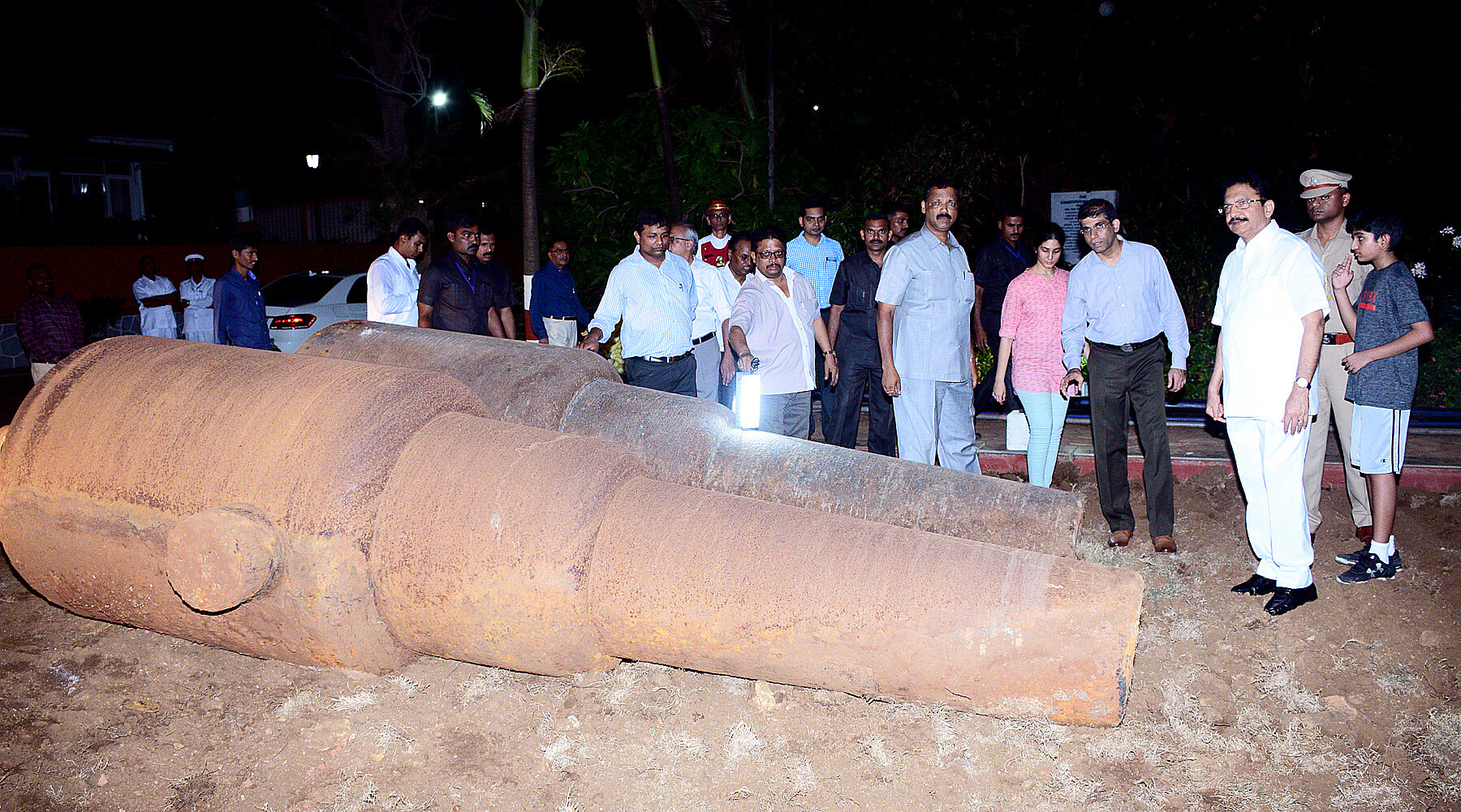 गवर्नर हाउस में मिलीं अंग्रेजों के जमाने की 2 तोपें