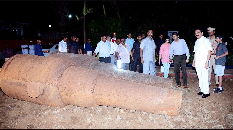 गवर्नर हाउस में मिलीं अंग्रेजों के जमाने की 2 तोपें गवर्नर हाउस में मिलीं अंग्रेजों के जमाने की 2 तोपें