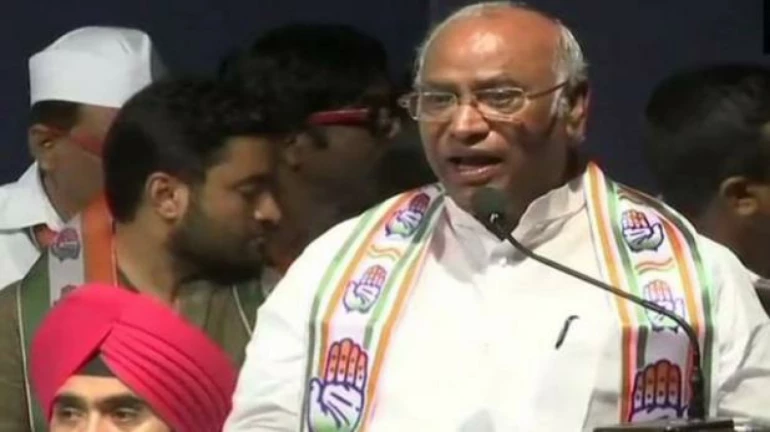 कांग्रेस नेता मलिक्कार्जुन खड़गे ने हिटलर से की मोदी की तुलना कांग्रेस नेता मलिक्कार्जुन खड़गे ने हिटलर से की मोदी की तुलना