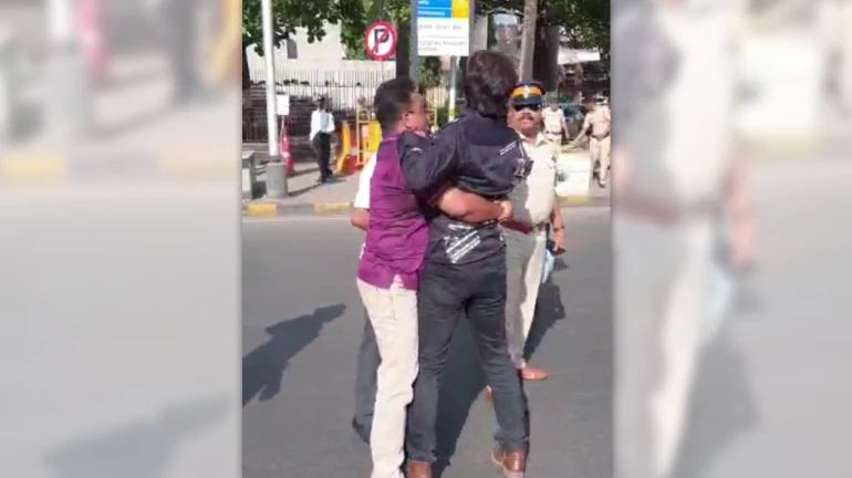 मंत्रालयाबाहेर काळे कंदील लावण्याचा काँग्रेसचा अयशस्वी प्रयत्न मंत्रालयाबाहेर काळे कंदील लावण्याचा काँग्रेसचा अयशस्वी प्रयत्न