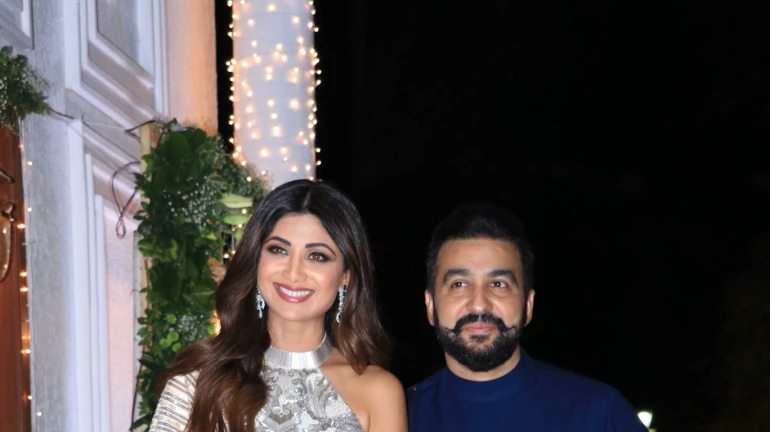 मुंबई कोर्ट ने शिल्पा शेट्टी, राज कुंद्रा के 90 लाख रुपये के सोने के घोटाले की जांच के आदेश दिए मुंबई कोर्ट ने शिल्पा शेट्टी, राज कुंद्रा के 90 लाख रुपये के सोने के घोटाले की जांच के आदेश दिए