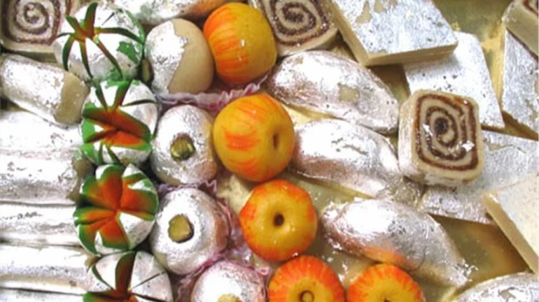 दिवाळीत मिठाई खाताय? मग 'असा' ओळखा मिठायांवरील भेसळयुक्त चांदीचा वर्ख दिवाळीत मिठाई खाताय? मग 'असा' ओळखा मिठायांवरील भेसळयुक्त चांदीचा वर्ख