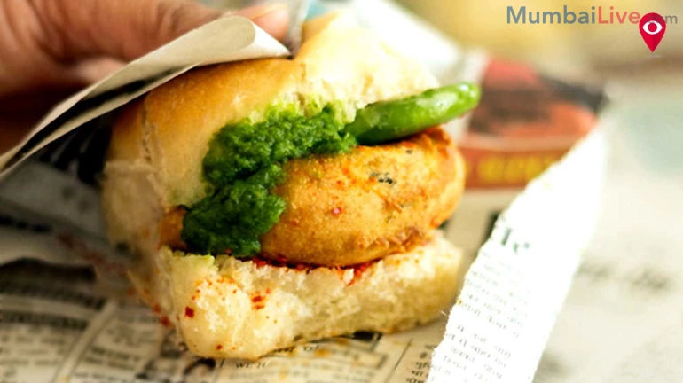 Mumbai Street Food Sellers Face Action Over Newspaper Packaging Of Vada Pav and Other Items Mumbai Street Food Sellers Face Action Over Newspaper Packaging Of Vada Pav and Other Items