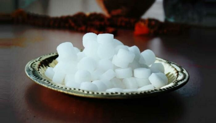 धार्मिक विधीतच नाही तर आरोग्यसाठीही वापला जातो  कापूर