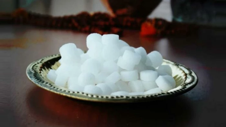 धार्मिक विधीतच नाही तर आरोग्यसाठीही वापला जातो कापूर धार्मिक विधीतच नाही तर आरोग्यसाठीही वापला जातो कापूर