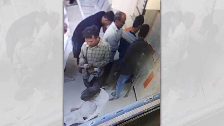 Man loses ₹12,000 after getting duped by three individuals Man loses ₹12,000 after getting duped by three individuals