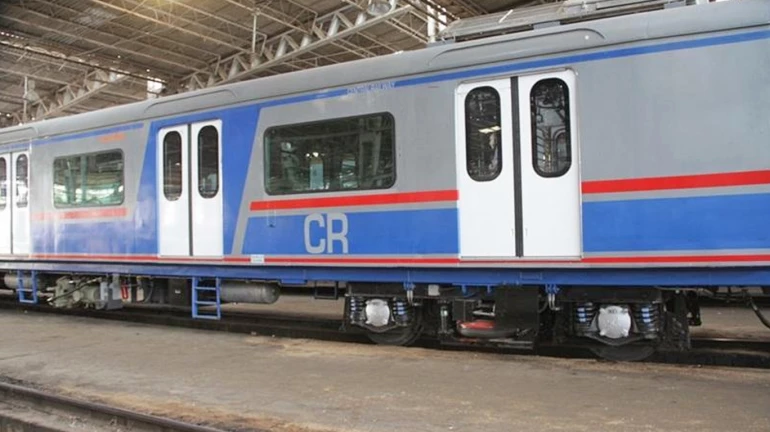 एसी लोकलचा दरवाजा विरुद्ध दिशेने उघडल्यानं प्रवासी नाराज एसी लोकलचा दरवाजा विरुद्ध दिशेने उघडल्यानं प्रवासी नाराज