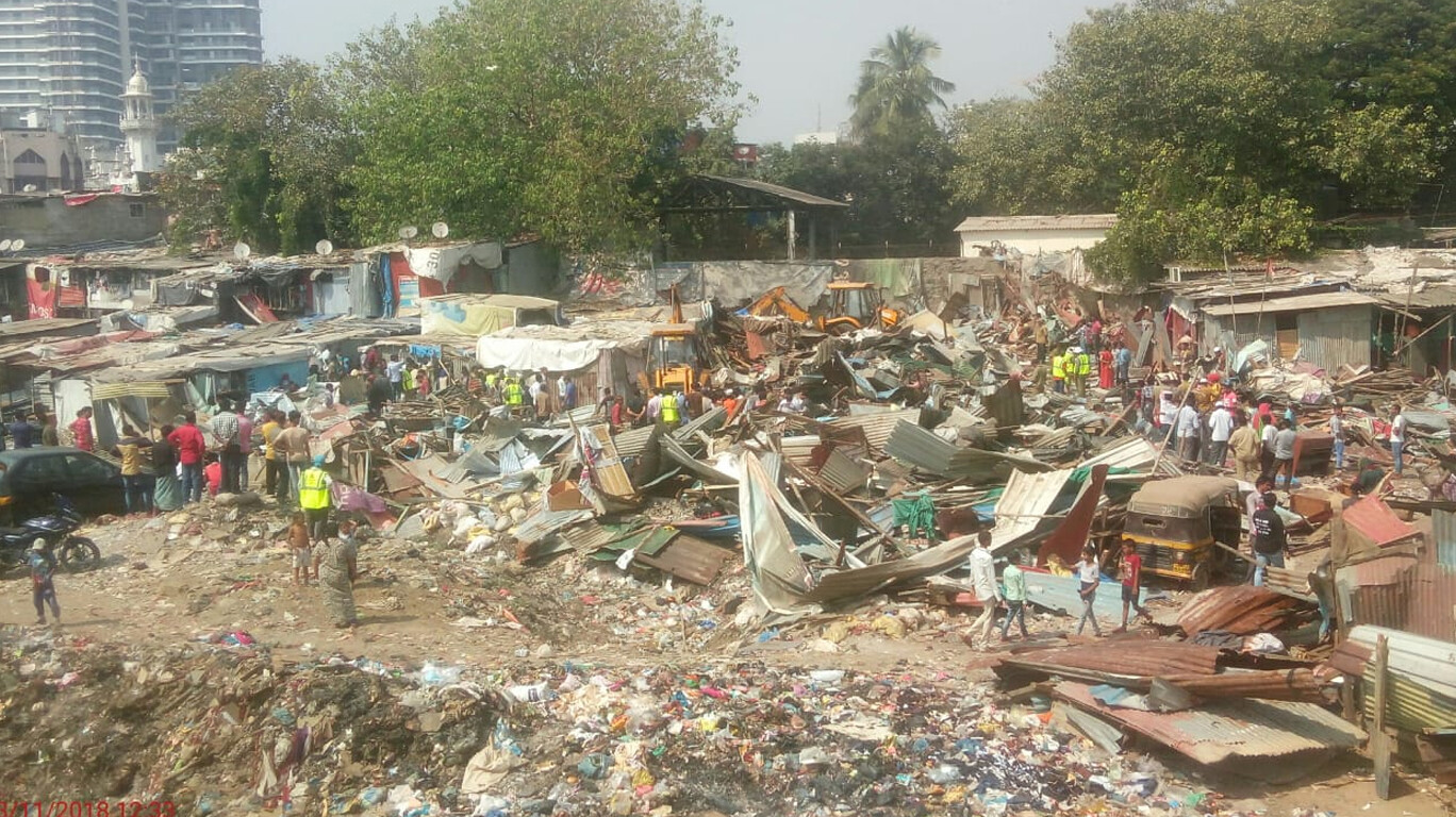 वांद्रे परिसरातील २५० अनधिकृत झोपड्या पालिकेने तोडल्या