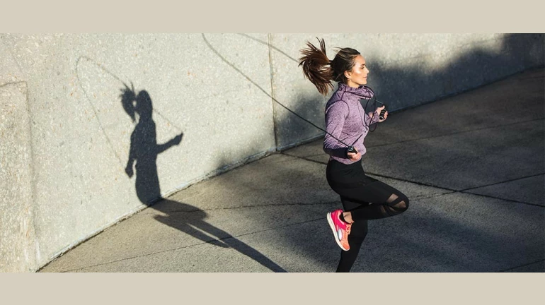 दोरीच्या उड्या मारा आणि झटपट वजन कमी करा दोरीच्या उड्या मारा आणि झटपट वजन कमी करा