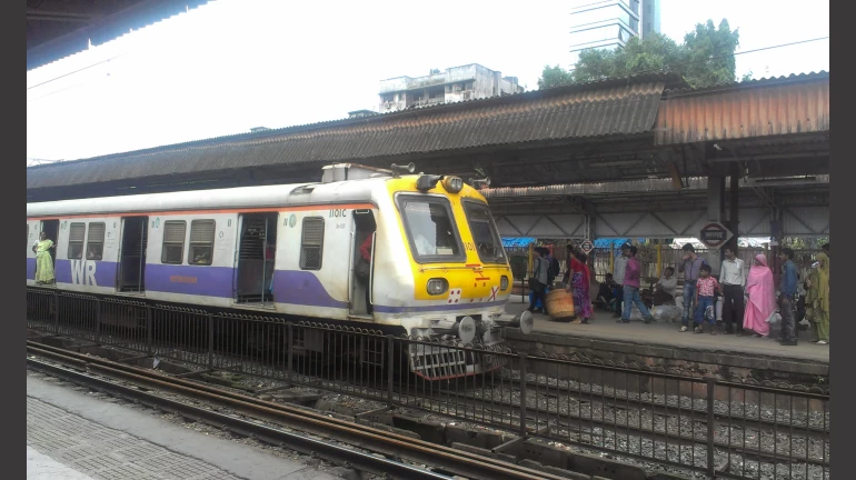 ओवर हेड वायर में आग लगने के बाद संभली पश्चिम रेलवें, सेवाएं फिलहाल सामान्य ओवर हेड वायर में आग लगने के बाद संभली पश्चिम रेलवें, सेवाएं फिलहाल सामान्य