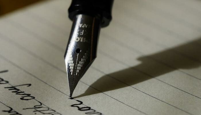 अमेरीका में पत्रकार सरकार से लड़ते हैं और हमारे पत्रकार सरकार के लिए लड़ते हैं