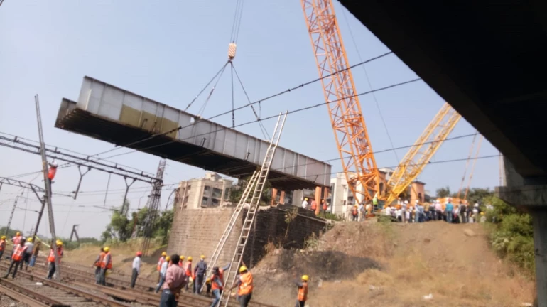 कल्याण के पतरी पुल को गिराया गया, रेलवे यातायात पूर्ववत
