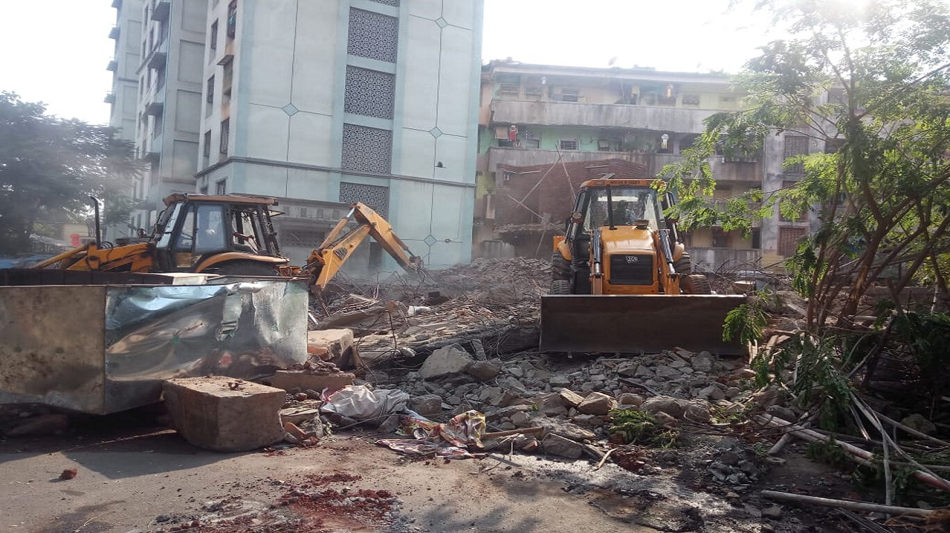 विक्रोळीतील कन्नमवारनगर सांस्कृतिक कलाभवनाचा भाग कोसळला