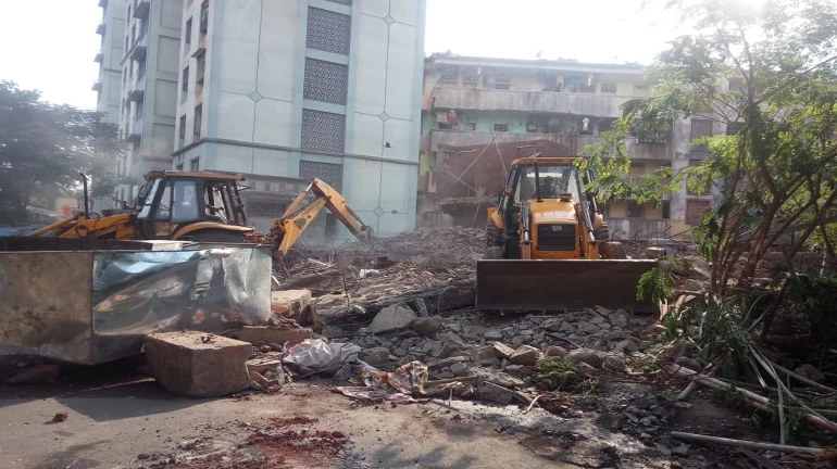 विक्रोळीतील कन्नमवारनगर सांस्कृतिक कलाभवनाचा भाग कोसळला विक्रोळीतील कन्नमवारनगर सांस्कृतिक कलाभवनाचा भाग कोसळला