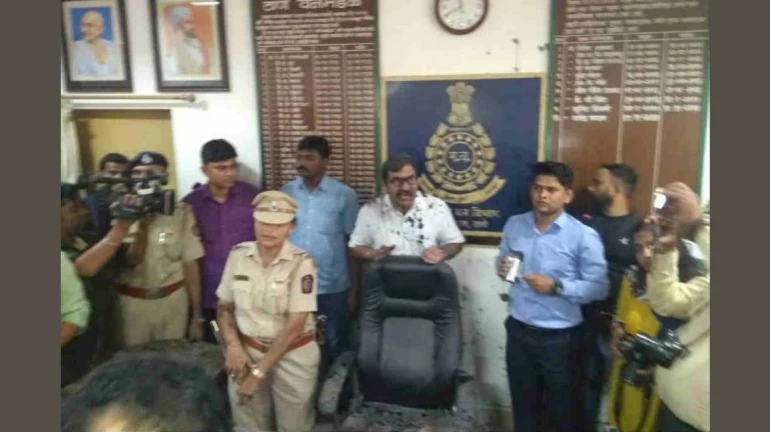 Shiv Sena activists throw ash on officials’ face after tree-burning incident in Mangrul Shiv Sena activists throw ash on officials’ face after tree-burning incident in Mangrul