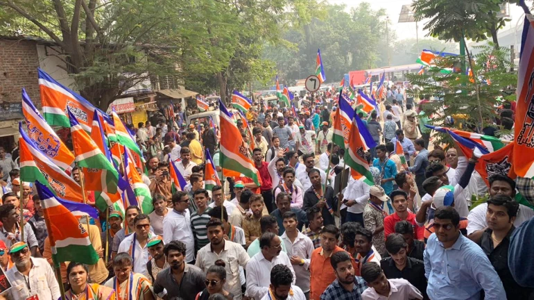 मनसे कार्यकर्ताओं ने महापौर बंगले के सामने किया विरोध प्रदर्शन मनसे कार्यकर्ताओं ने महापौर बंगले के सामने किया विरोध प्रदर्शन