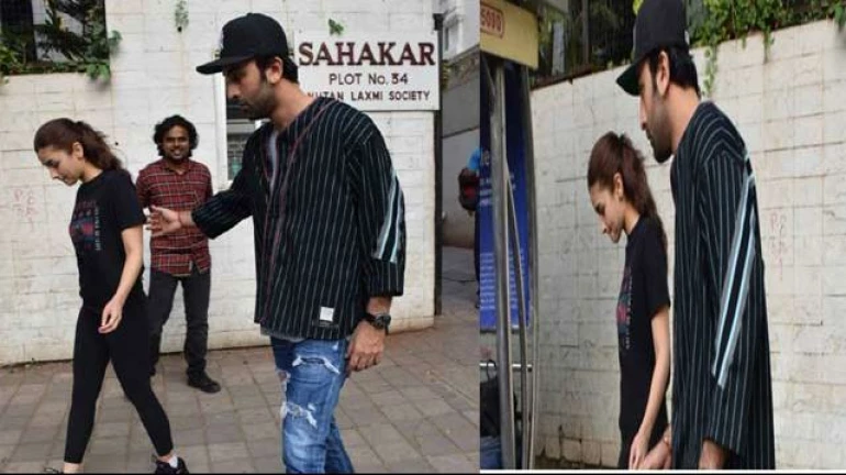 आलिया हुईं चोटिल, डॉक्टर के पास लेकर पहुंचे रणबीर आलिया हुईं चोटिल, डॉक्टर के पास लेकर पहुंचे रणबीर