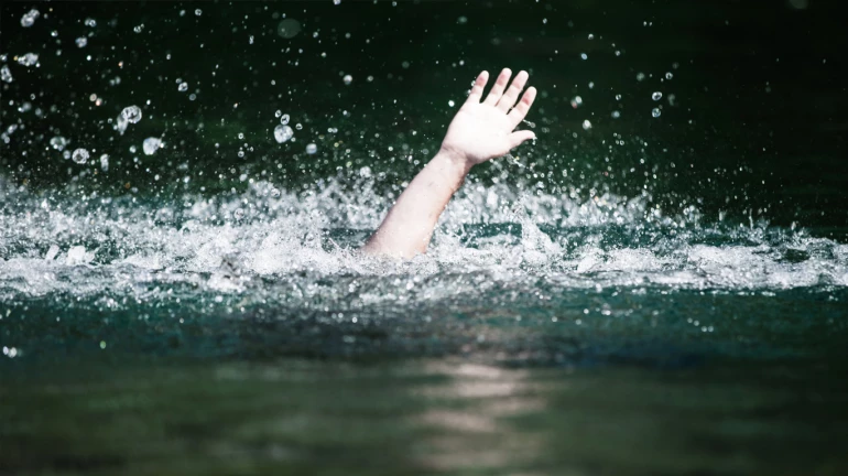 आरे कॉलनीतील विहिरीत बुडून २ तरूणींचा मृत्य आरे कॉलनीतील विहिरीत बुडून २ तरूणींचा मृत्य