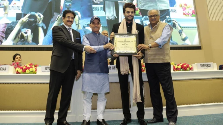 Maniesh Paul bags two awards at Hindi Cinema Samman Samaroh 2018