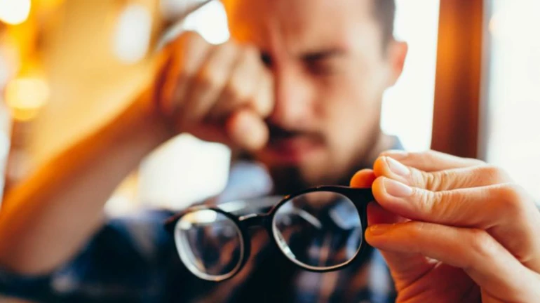 या ७ टिप्स चष्माचा नंबर कमी करण्यास मदत करतील या ७ टिप्स चष्माचा नंबर कमी करण्यास मदत करतील