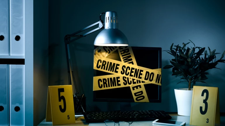 व्हाॅट्स अॅपवर वरिष्ठांची बदनामी करणे पडले महागात व्हाॅट्स अॅपवर वरिष्ठांची बदनामी करणे पडले महागात