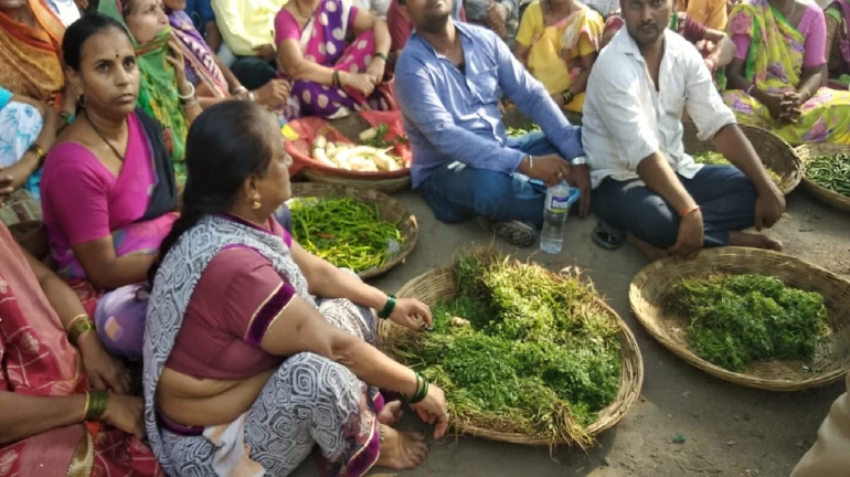 फेरीवाल्यांचं महापालिकेबाहेर ठिय्या आंदोलन फेरीवाल्यांचं महापालिकेबाहेर ठिय्या आंदोलन