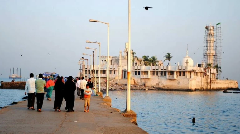 An unknown caller threatened to blow up Haji Ali Dargah; Mumbai police investigating An unknown caller threatened to blow up Haji Ali Dargah; Mumbai police investigating