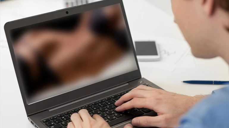 सोशल मिडियावर पाॅर्न पाहणे महागात पडू शकते सोशल मिडियावर पाॅर्न पाहणे महागात पडू शकते