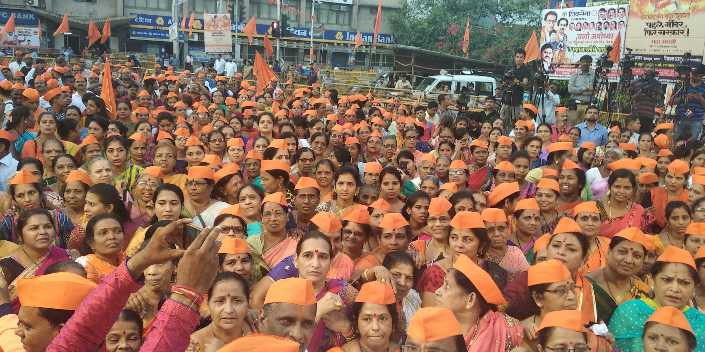 शिवसैनिकांच्या गर्दीत मुंबईत महाआरत्या!