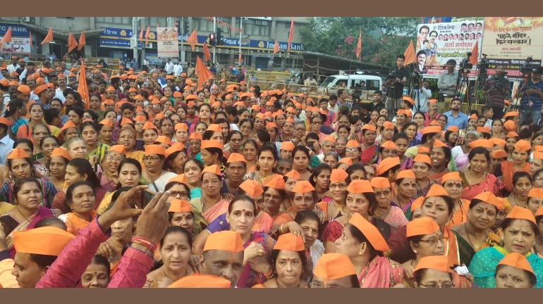 शिवसैनिकांच्या गर्दीत मुंबईत महाआरत्या! शिवसैनिकांच्या गर्दीत मुंबईत महाआरत्या!