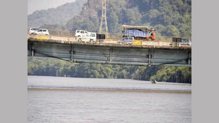 वर्सोवा पूल अवजड वाहतुकीस महिनाभर बंद वर्सोवा पूल अवजड वाहतुकीस महिनाभर बंद