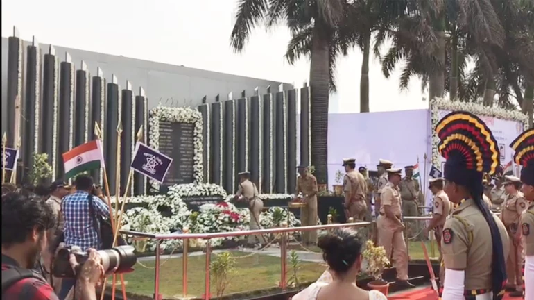 26/11: राज्यपाल आणि मुख्यमंत्र्यांनी वाहिली श्रद्धांजली 26/11: राज्यपाल आणि मुख्यमंत्र्यांनी वाहिली श्रद्धांजली