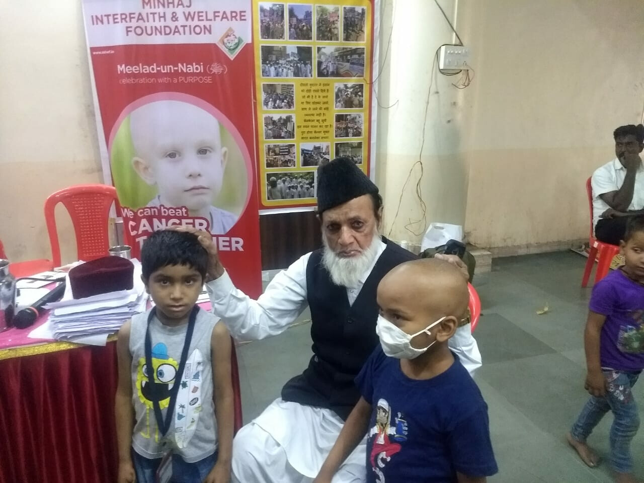 कैंसर के मरीजों को  जरुरी सामानों का मुफ्त में वितरण