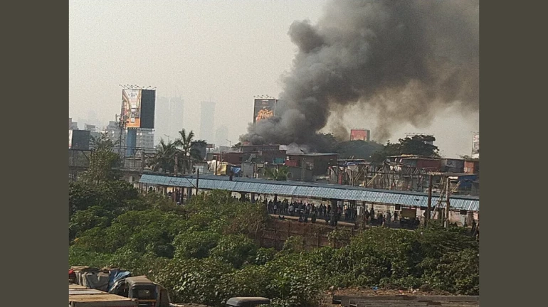 वांद्र्याच्या शास्त्रीनगर परिसरात भीषण आग वांद्र्याच्या शास्त्रीनगर परिसरात भीषण आग