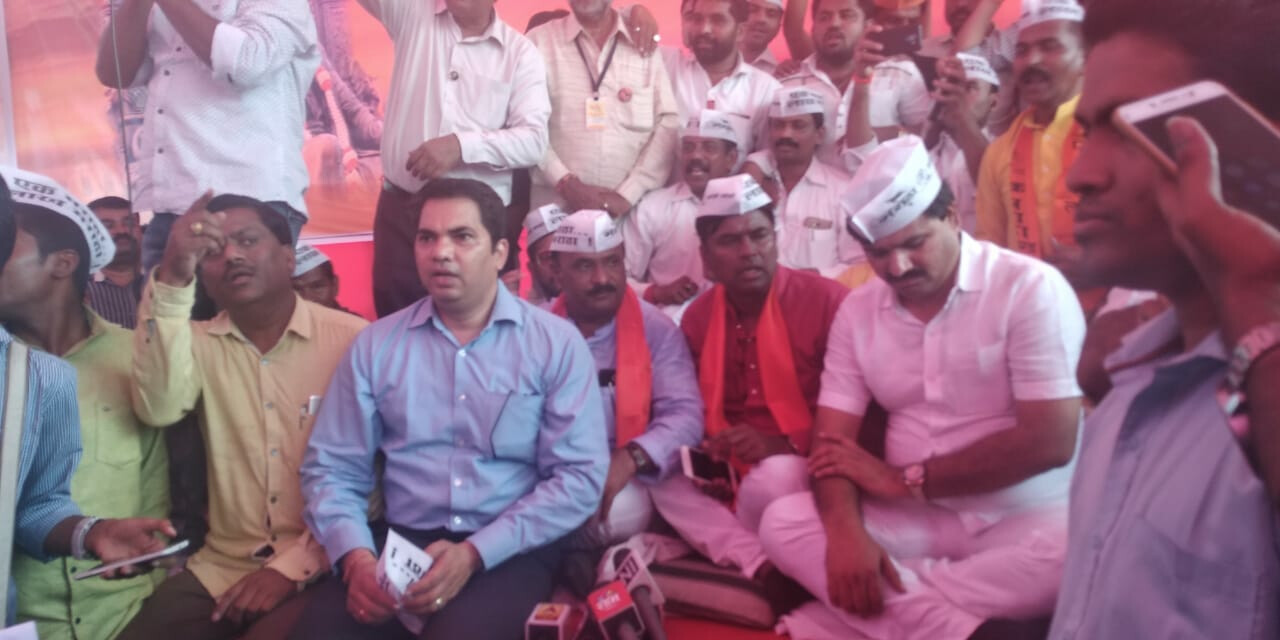 मराठा आरक्षणाचं राजकारण करू नका, आंदोलकांचा नेत्यांना इशारा