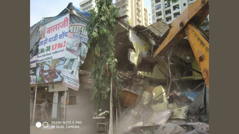 अंधेरीत रस्त्यालगतची बहुमजली बांधकामं जमिनदोस्त अंधेरीत रस्त्यालगतची बहुमजली बांधकामं जमिनदोस्त