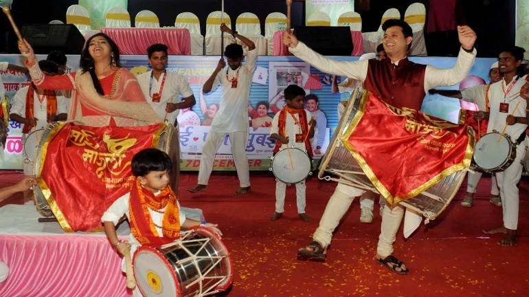 स्वप्नील-मुक्ताने ढोल-ताशांच्या तालावर धरला 'गं साजणी...'चा ठेका स्वप्नील-मुक्ताने ढोल-ताशांच्या तालावर धरला 'गं साजणी...'चा ठेका