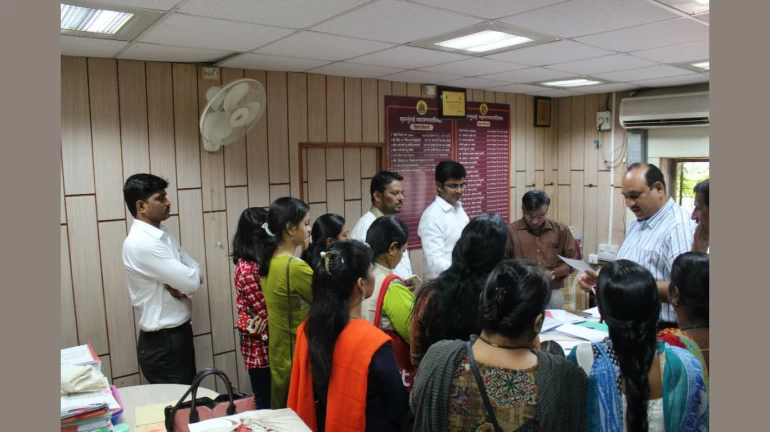 विक्रोळीतील महापालिका शाळेत कुत्र्या-मांजराचा वावर विक्रोळीतील महापालिका शाळेत कुत्र्या-मांजराचा वावर