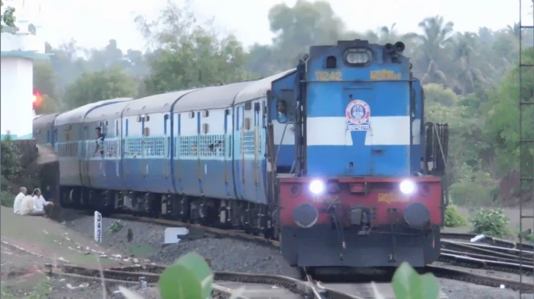 अज्ञाताच्या दगडफेकीत तुतारी एक्स्प्रेसचा मोटरमन जखमी अज्ञाताच्या दगडफेकीत तुतारी एक्स्प्रेसचा मोटरमन जखमी