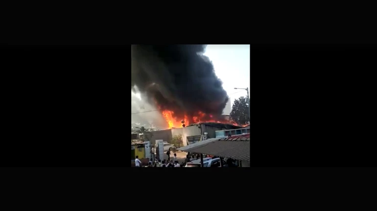 मालाडमधील मालवणीत झोपडपट्टीला भीषण आग