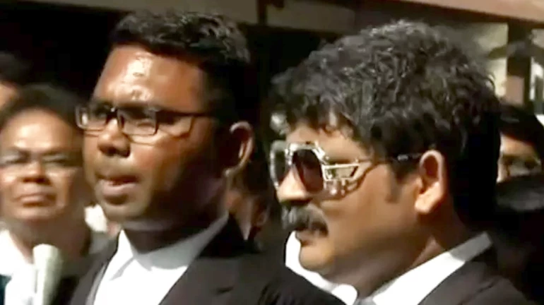 Youth attacks Advocate who filed a petition against Maratha reservation Youth attacks Advocate who filed a petition against Maratha reservation