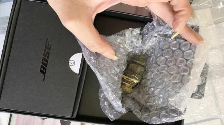 सोनाक्षी सिन्हा को 18 हजार रुपए के हेडफोन की जगह मिला कबाड़ का सामान