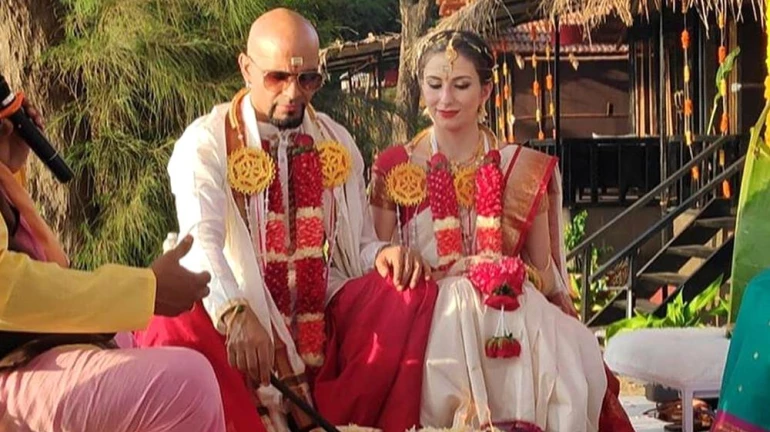 रघु राम ने गर्लफ्रेंड संग लिए सात फेरे रघु राम ने गर्लफ्रेंड संग लिए सात फेरे