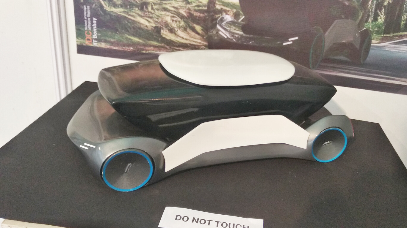 आयआयटी टेकफेस्टमध्ये अँड्राॅइड-यू, फूटबाॅल खेळणारा रोबो हिट