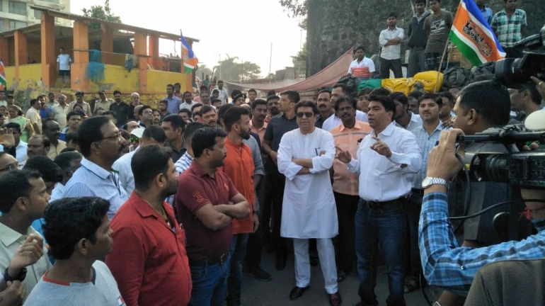 कोस्टल रोडवरून राज ठाकरे आक्रमक; वरळीतील कोळी बांधवांची घेतली भेट कोस्टल रोडवरून राज ठाकरे आक्रमक; वरळीतील कोळी बांधवांची घेतली भेट