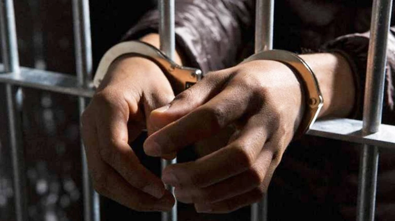 लग्नाच्या बेडीतून थेट पोलिसांच्या तावडीत लग्नाच्या बेडीतून थेट पोलिसांच्या तावडीत