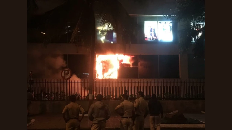 वर्षभरात ३२ हजारांहून अधिक ठिकाणी अग्निसुरक्षा तपासणी, तरीही आगीचा सिलसिला सुरूच वर्षभरात ३२ हजारांहून अधिक ठिकाणी अग्निसुरक्षा तपासणी, तरीही आगीचा सिलसिला सुरूच